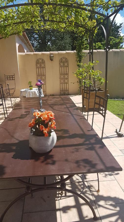 Bed and Breakfast Fleur De Garance Le Thor Esterno foto